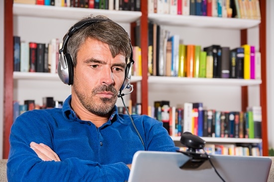 Homme devant une webcam pendant un entretien